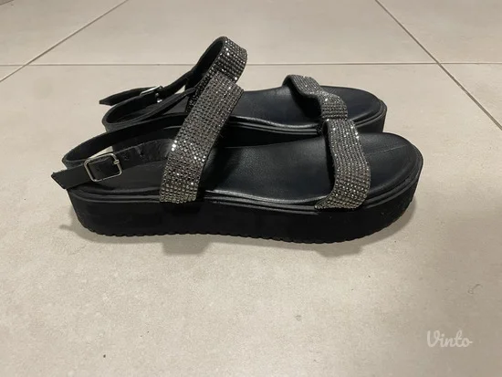 Ravne crne sandale na platformu sa sljokcama