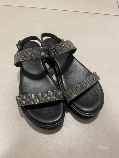 Ravne crne sandale na platformu sa sljokcama