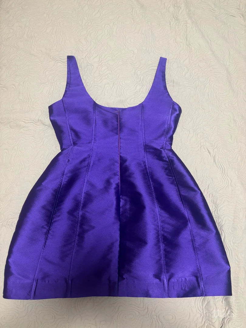 Ljubičasta kratka haljina od brokata