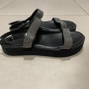 Ravne crne sandale na platformu sa sljokcama