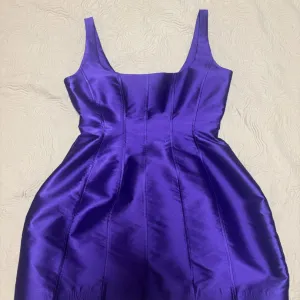 Ljubičasta kratka haljina od brokata