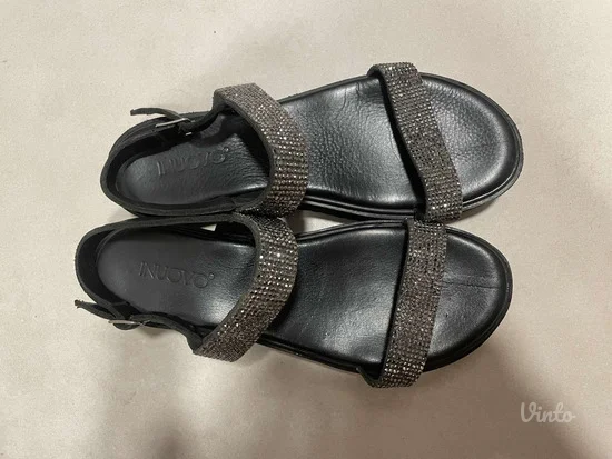 Ravne crne sandale na platformu sa sljokcama