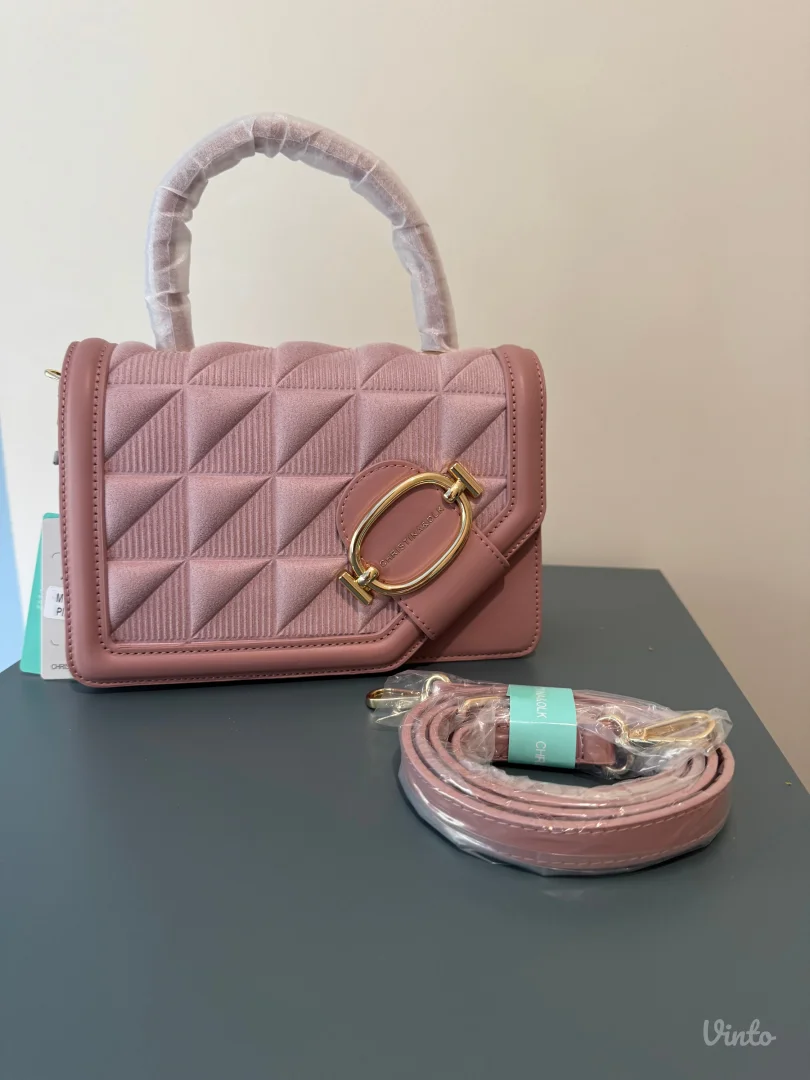 Roze torbica sa zlatnim detaljima