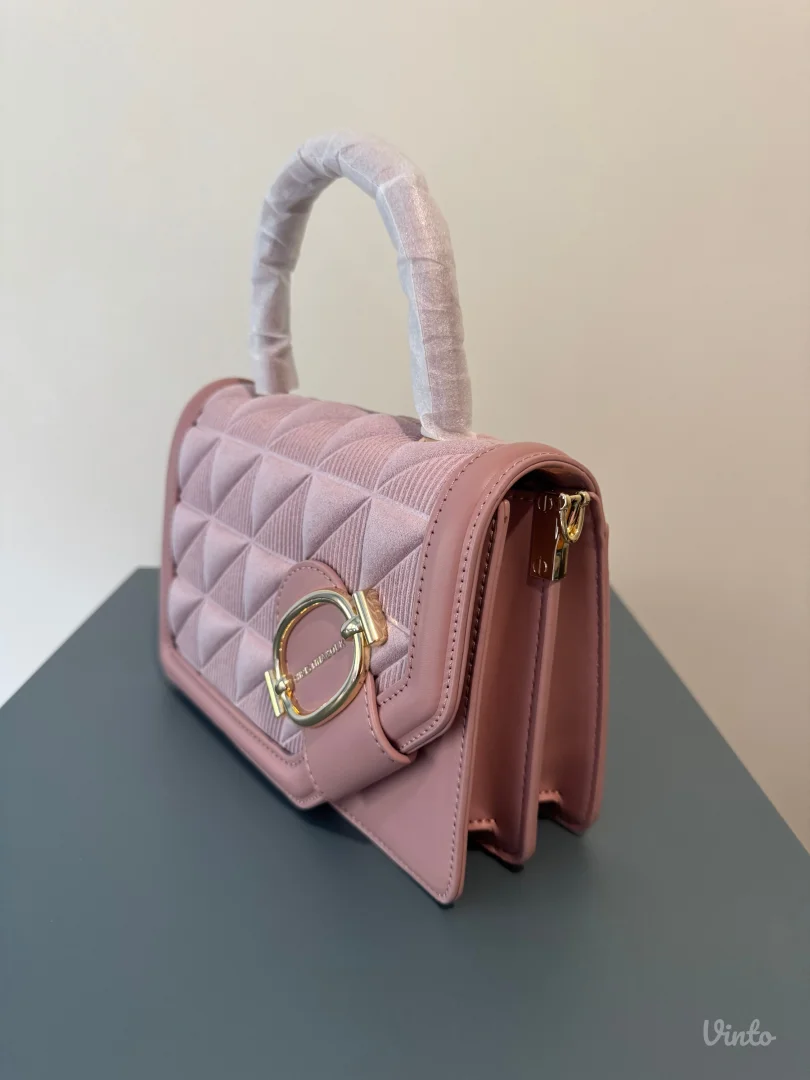 Roze torbica sa zlatnim detaljima