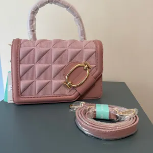 Roze torbica sa zlatnim detaljima