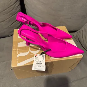 Zara štikle NOVE 40