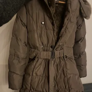 Zimska jakna postavljena krznom S