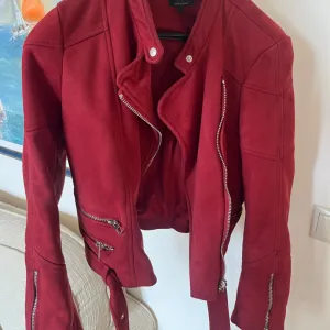 Zara jaknica odgovara S