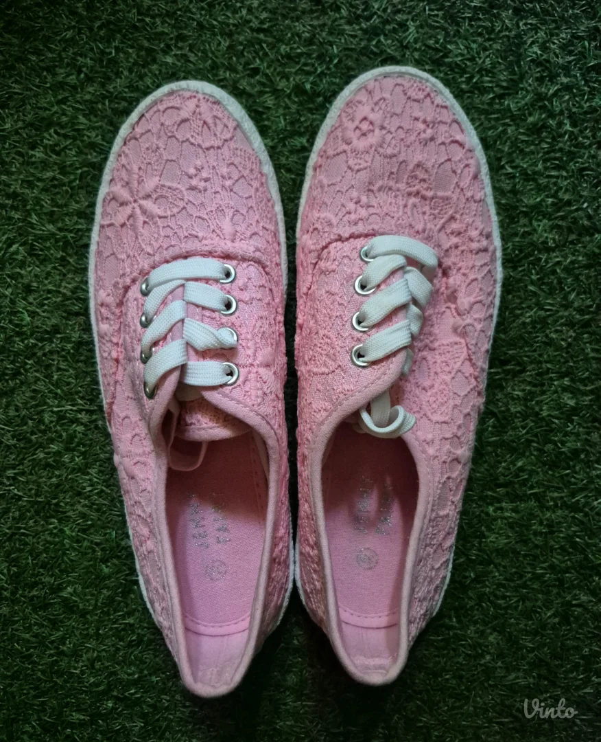 Preslatke nove patikice br. 39