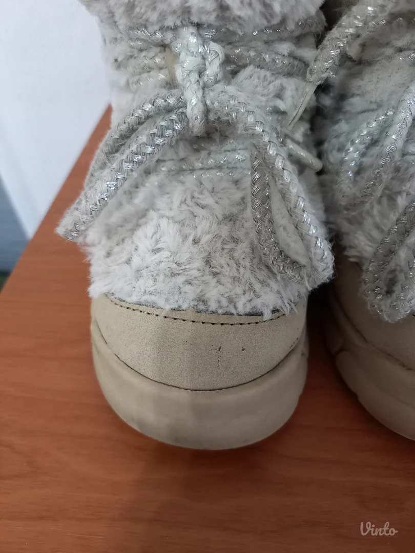 Zara krznene čizme 25