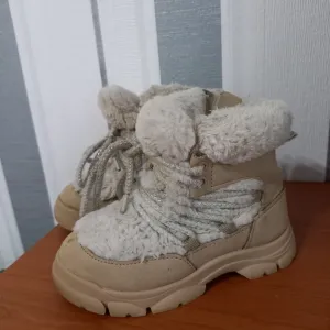 Zara krznene čizme 25