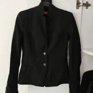 Original HUGO Boss sako sa ruskom kragnom – Vrhunski kvalitet