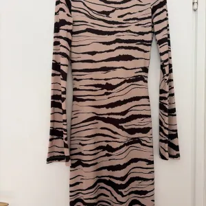 Pull and bear haljina 36 velicina(odgovara S)