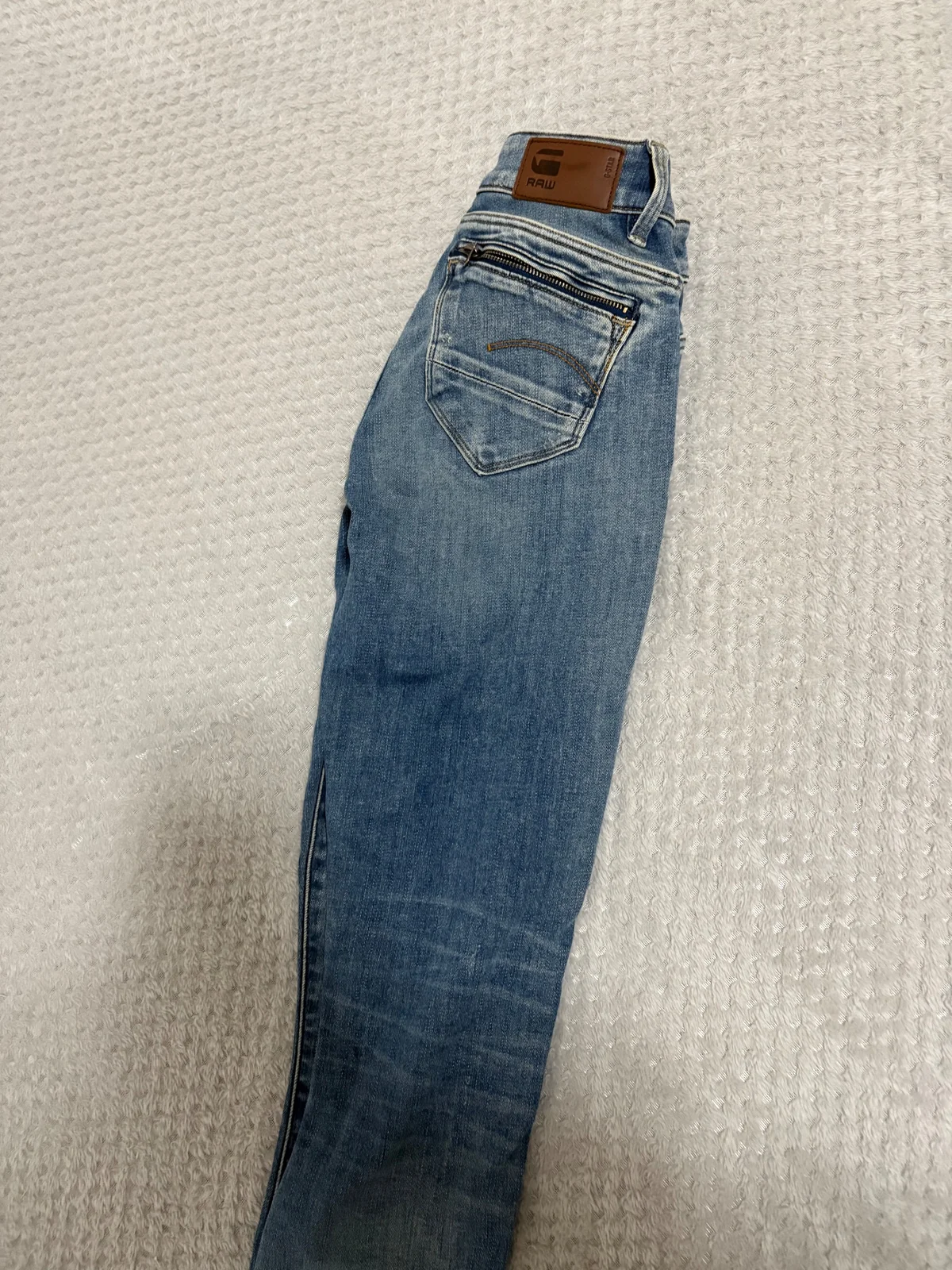 Farmerke i pantalone po 2.000