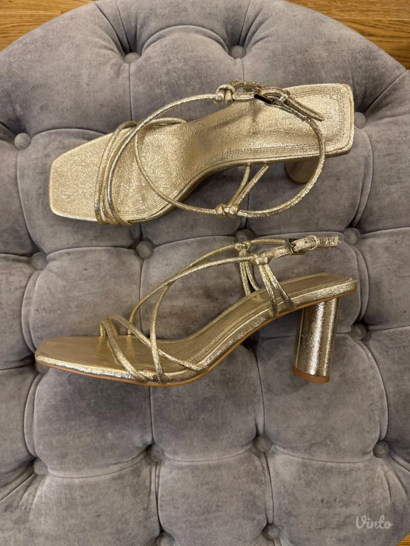 STRADIVARIUS SANDALE