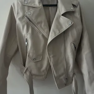 Zara bež kožna jakna