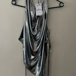 Stradivarius nova majica bez ledja