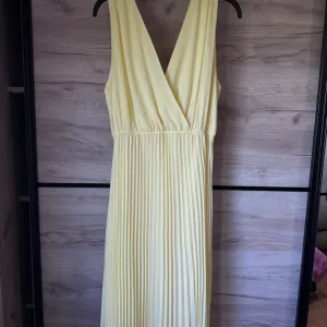 Zuta plisirana haljina