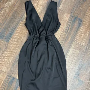 Crna satenska haljina