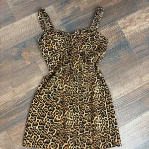 Zara tigrasta haljina