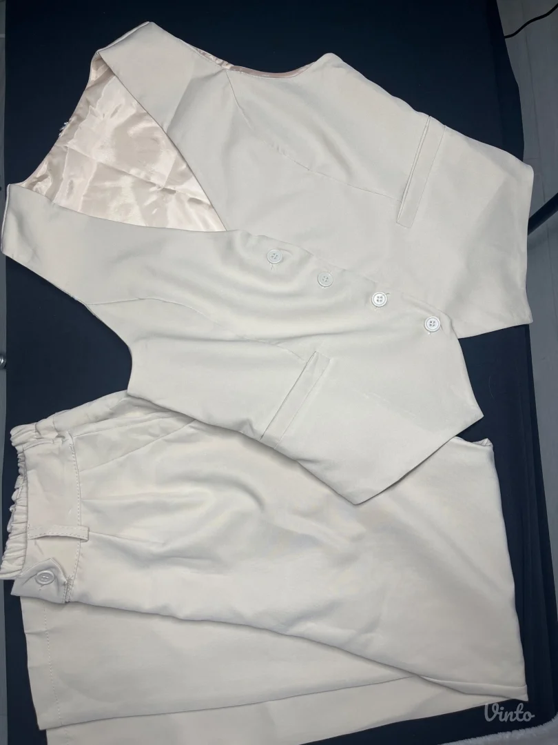 Žensko odelo - prsluk i pantalone