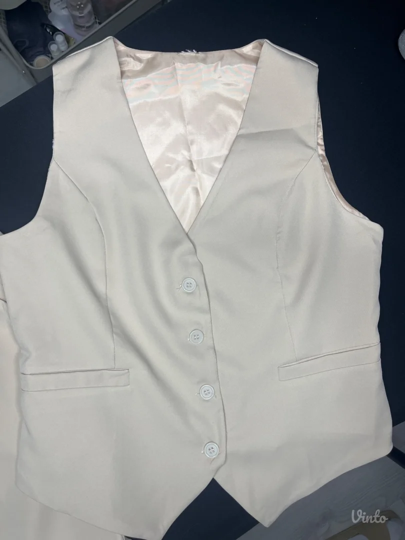 Žensko odelo - prsluk i pantalone