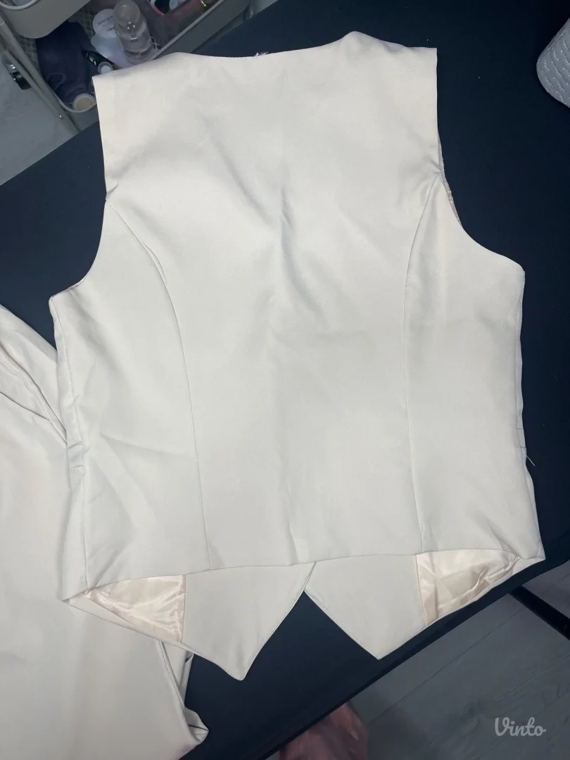 Žensko odelo - prsluk i pantalone