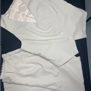 Žensko odelo - prsluk i pantalone