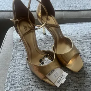 Zara - zlatne nove sandale