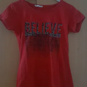 Zenska crvena majica