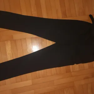 Crne zenske pantalone