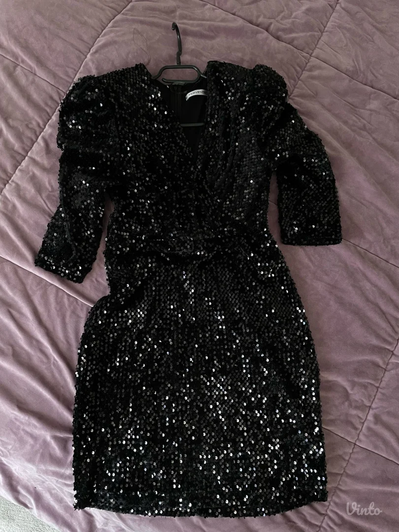 Crna haljina sa sljokicama