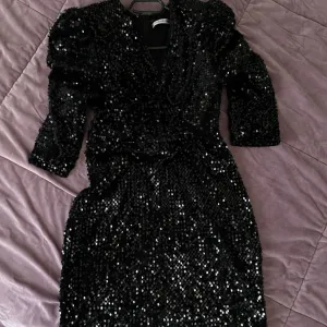 Crna haljina sa sljokicama