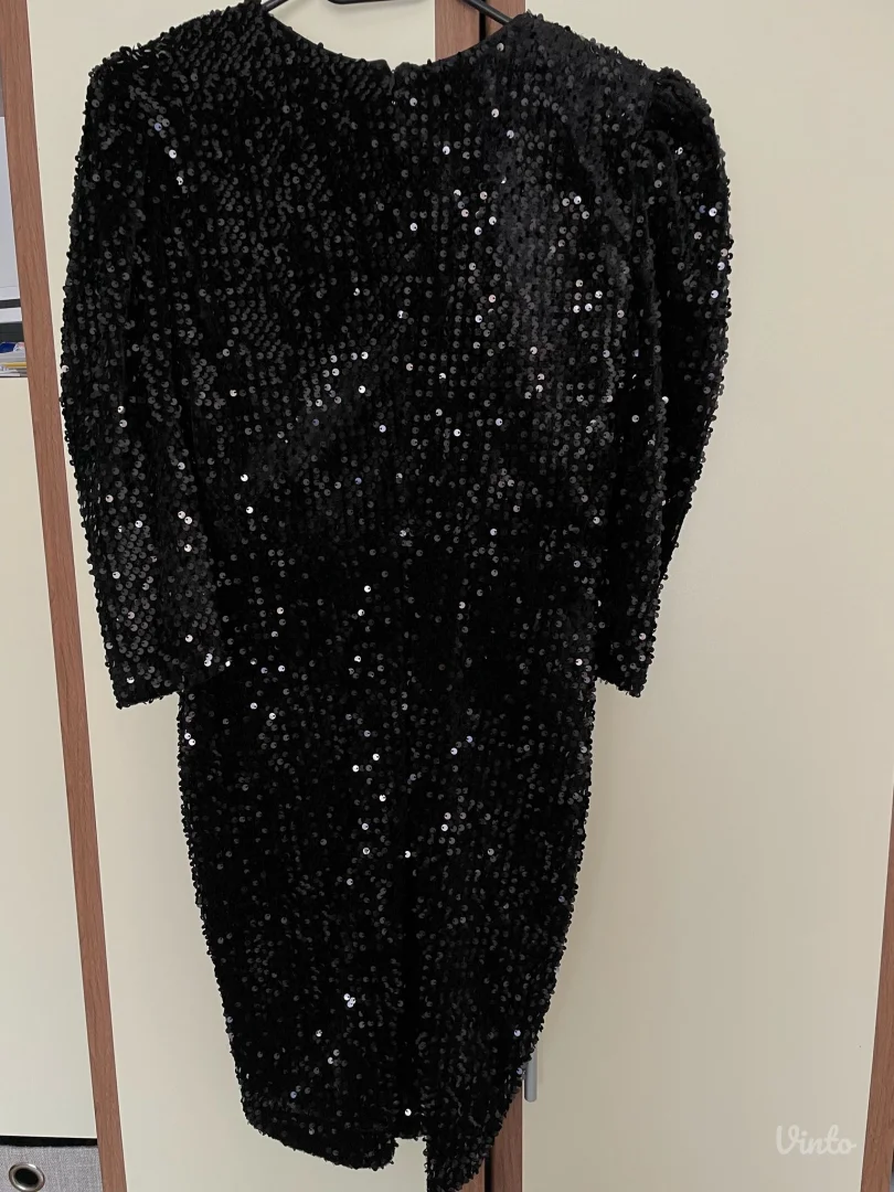 Crna haljina sa sljokicama