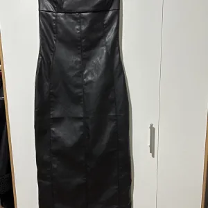 Zara kozna midi haljina