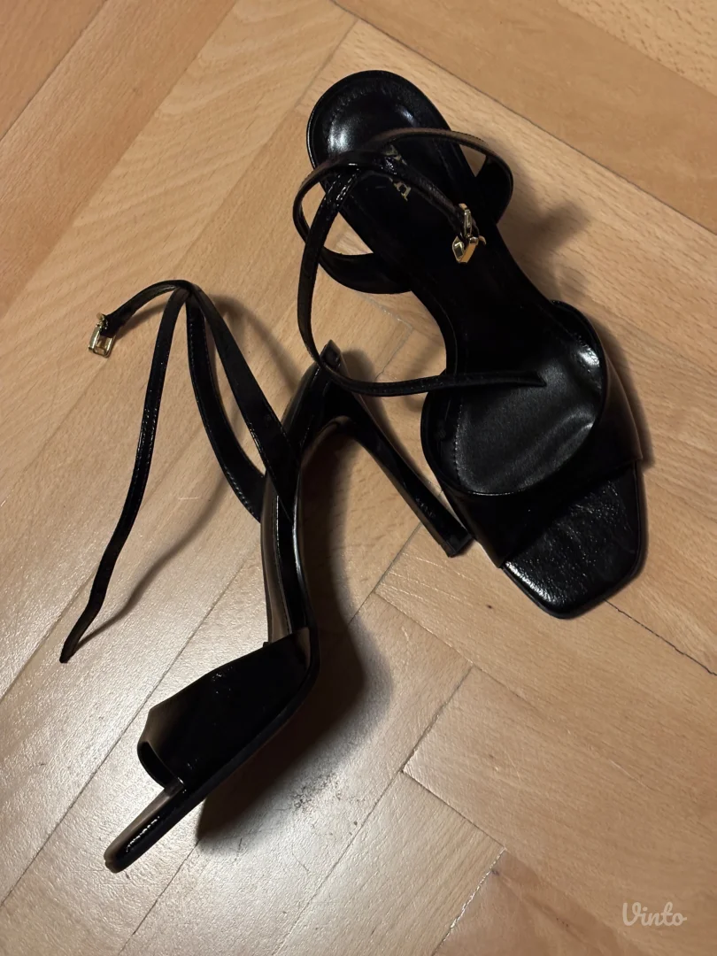 ZARA - crne sandale na stiklu