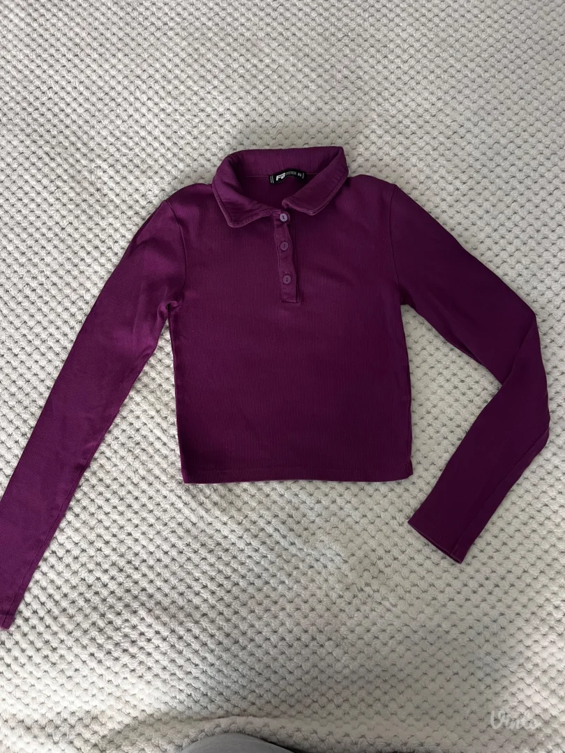 Ljubičasta crop top majica sa kragnom