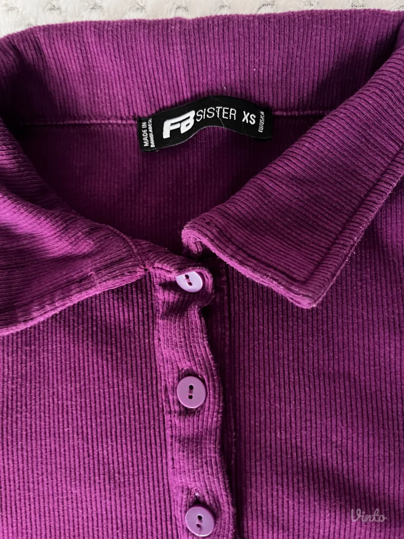 Ljubičasta crop top majica sa kragnom