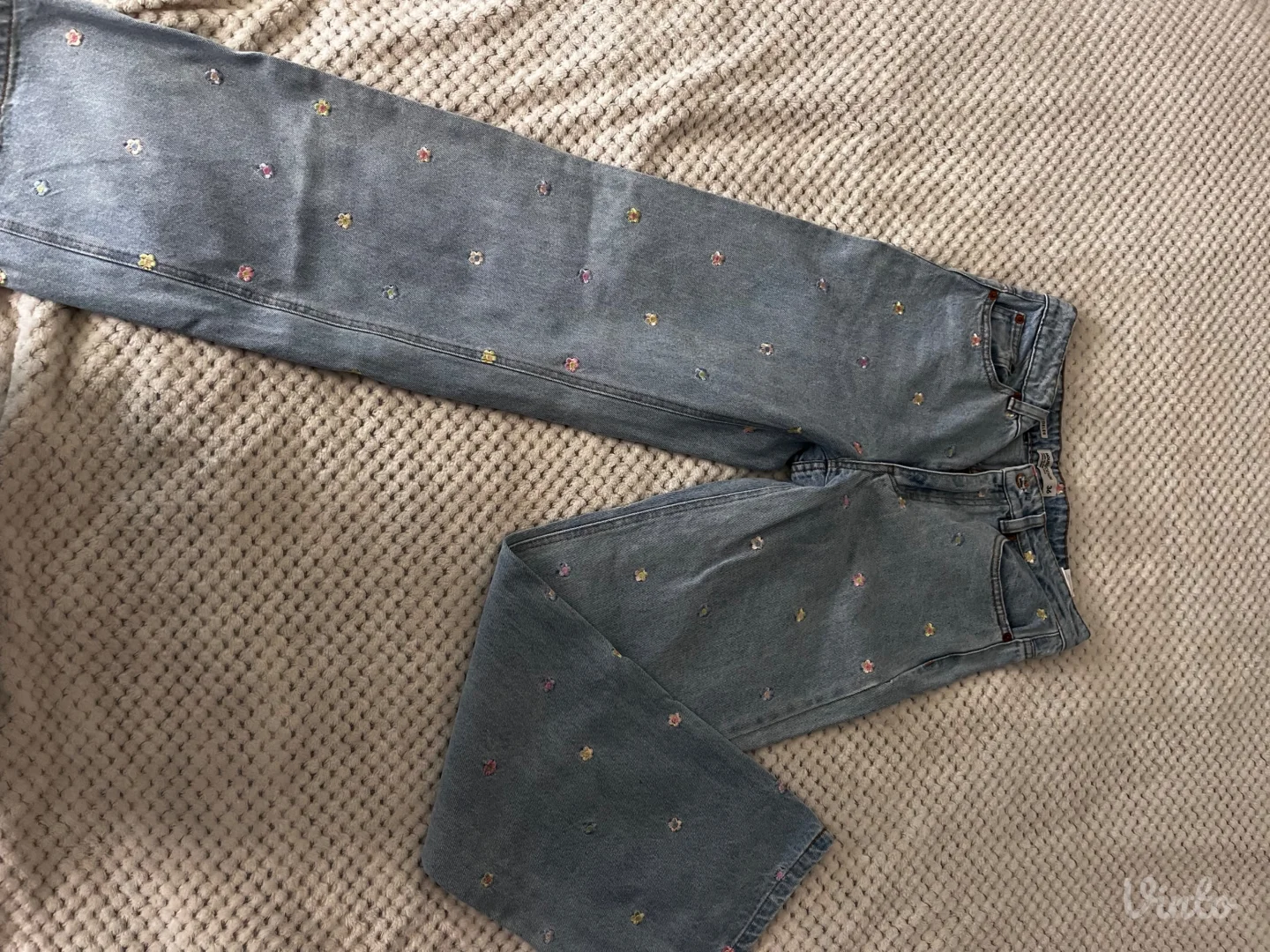 Široke farmerke sa izvezenim cvetovima