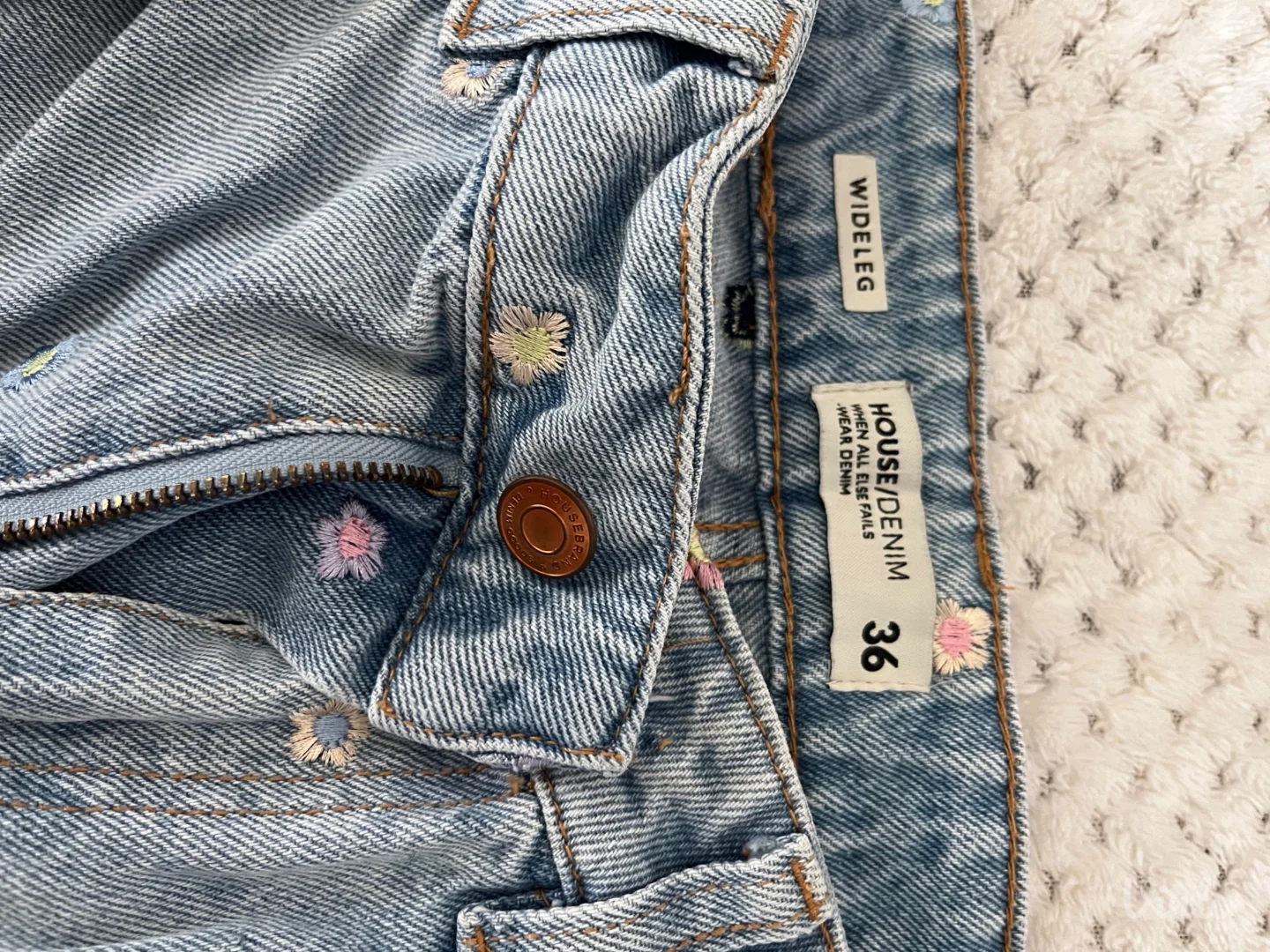 Široke farmerke sa izvezenim cvetovima