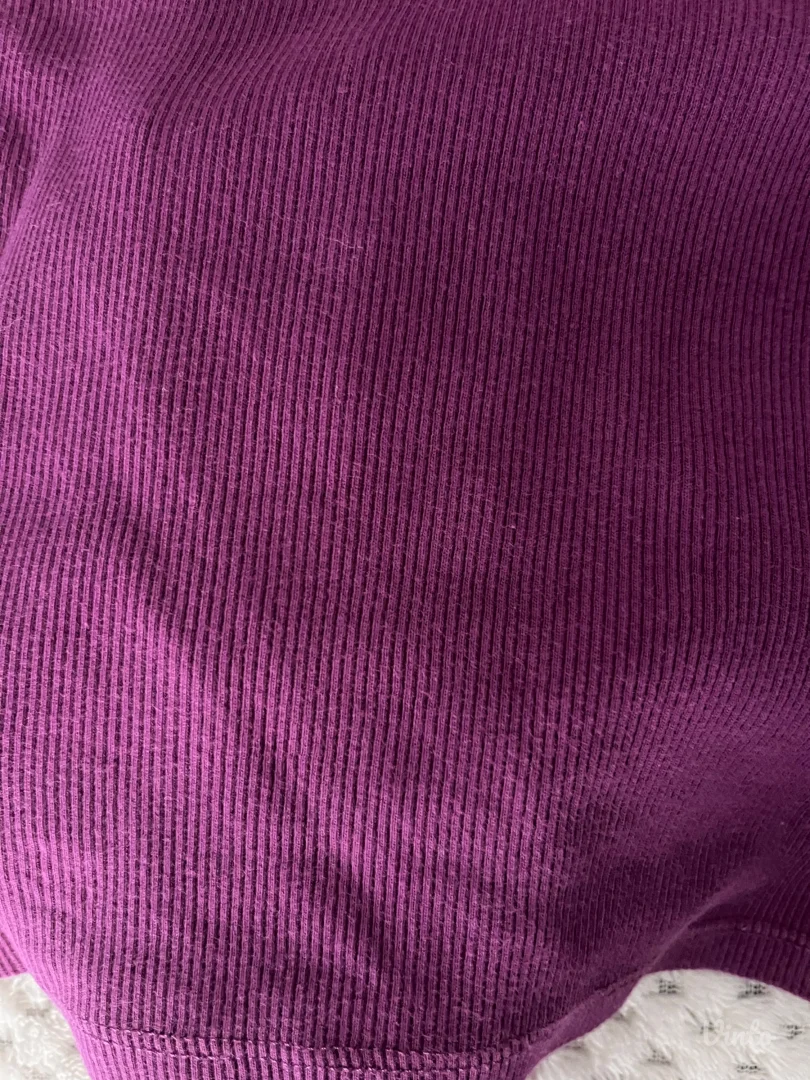 Ljubičasta crop top majica sa kragnom