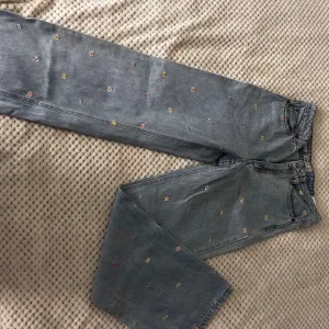 Široke farmerke sa izvezenim cvetovima