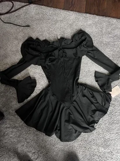 Nova sa etiketom haljina