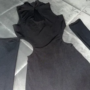 Crna haljina sa rukavima