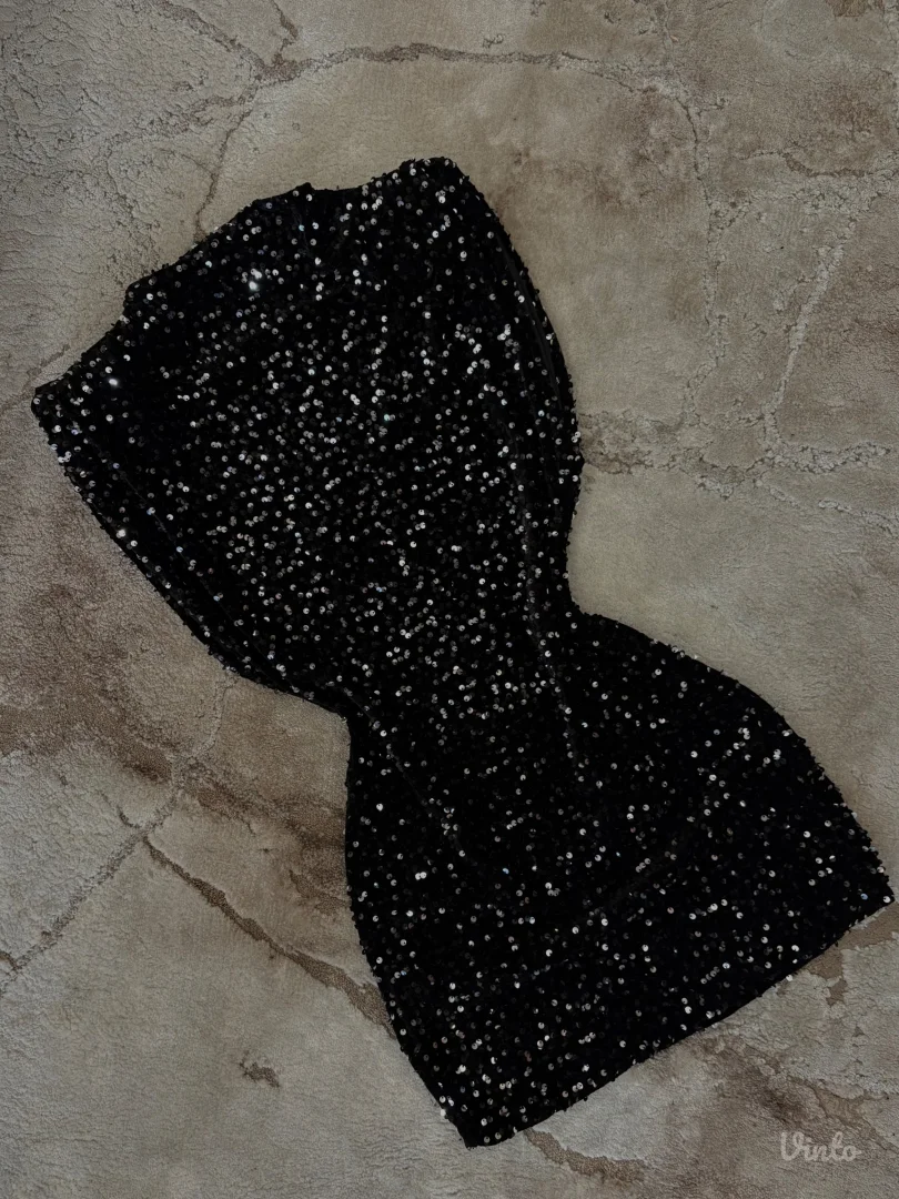 Crna sljokičava kratka haljina