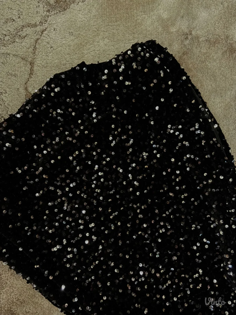 Crna sljokičava kratka haljina