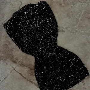 Crna sljokičava kratka haljina