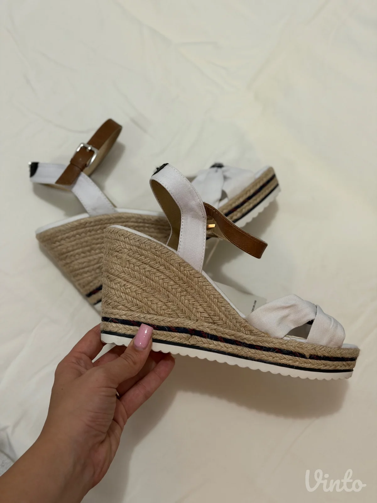 Tom Tailor bele sandale sa etiketom