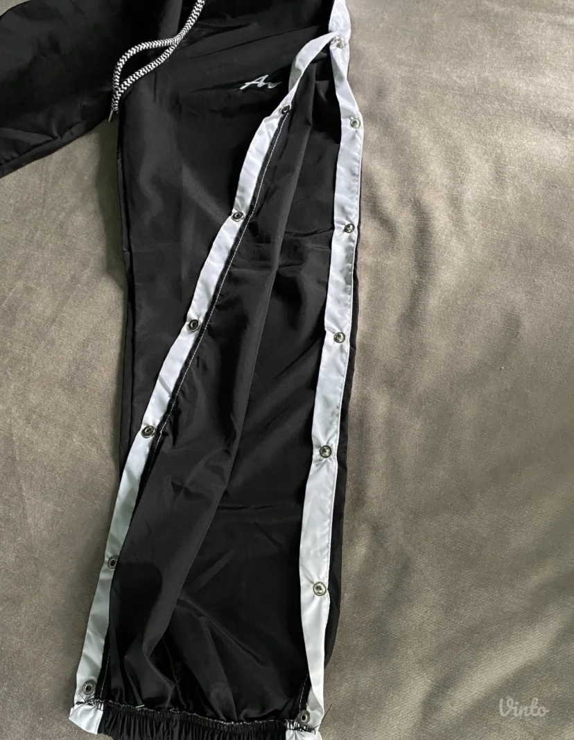 Crna trenerka sa kopčanjem