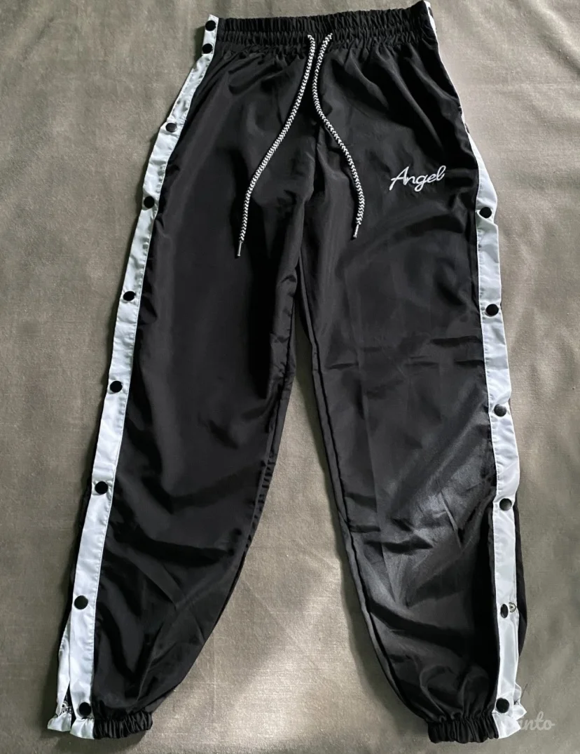 Crna trenerka sa kopčanjem